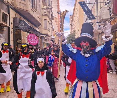 Pau Pi s'ha lliurat a la festa de la Passejada Carnavalesca, per l'Eix Comercial.