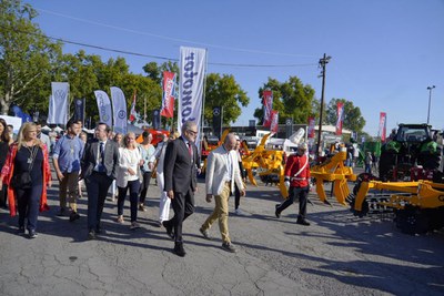 A l'inici del Dia de la Ciutat, la comitiva institucional ha fet una passejada pel recinte firal de Sant Miquel.