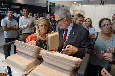 S'ha visitat i saludat les empreses dels estands de dins els pavellons.