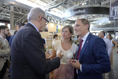 En el decurs de la Fira, l'alcalde Larrosa ha saludat la presidenta de la Confederació Hidrográfica del Ebro, Maria Dolores Pascual. A la imatge, aco….