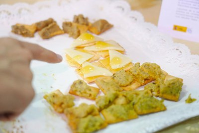 A l'estand que Paeria dedica a l'Horta s'hi fa desgustacions de productes de proximitat, com per exemple la melmelada d'oli.