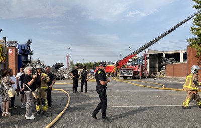L'alcaldessa accidental, Carme Valls, ahir diumenge, en la zona pròxima a l'incendi..