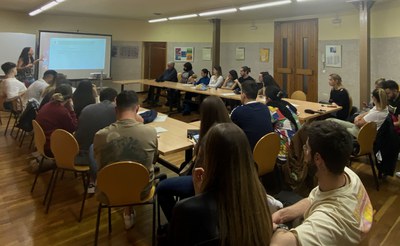 Un grup d'agents de l’oci nocturn durant la sessió formativa.