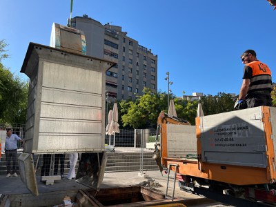 El moment de la retirada d'un dels contenidors..