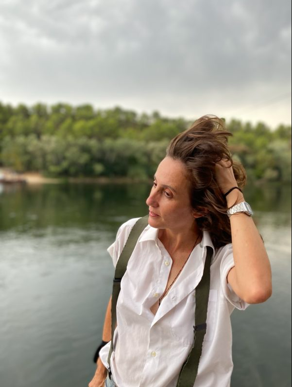 Alba G. Corral és una artista que desenvolupa la seva obra artística per mitjà dels visuals en directe, eines digitals i la instal·lació, explorant narratives abstractes