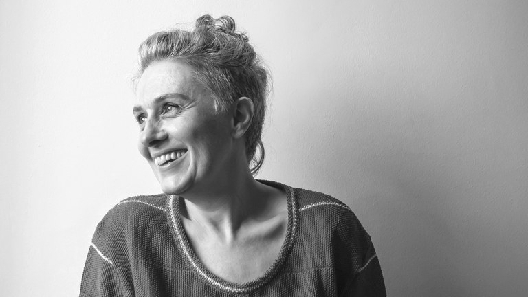 Laura Ginès és artista audiovisual que centra la seva pràctica professional en les narratives de la imatge en moviment i l’animació experimental