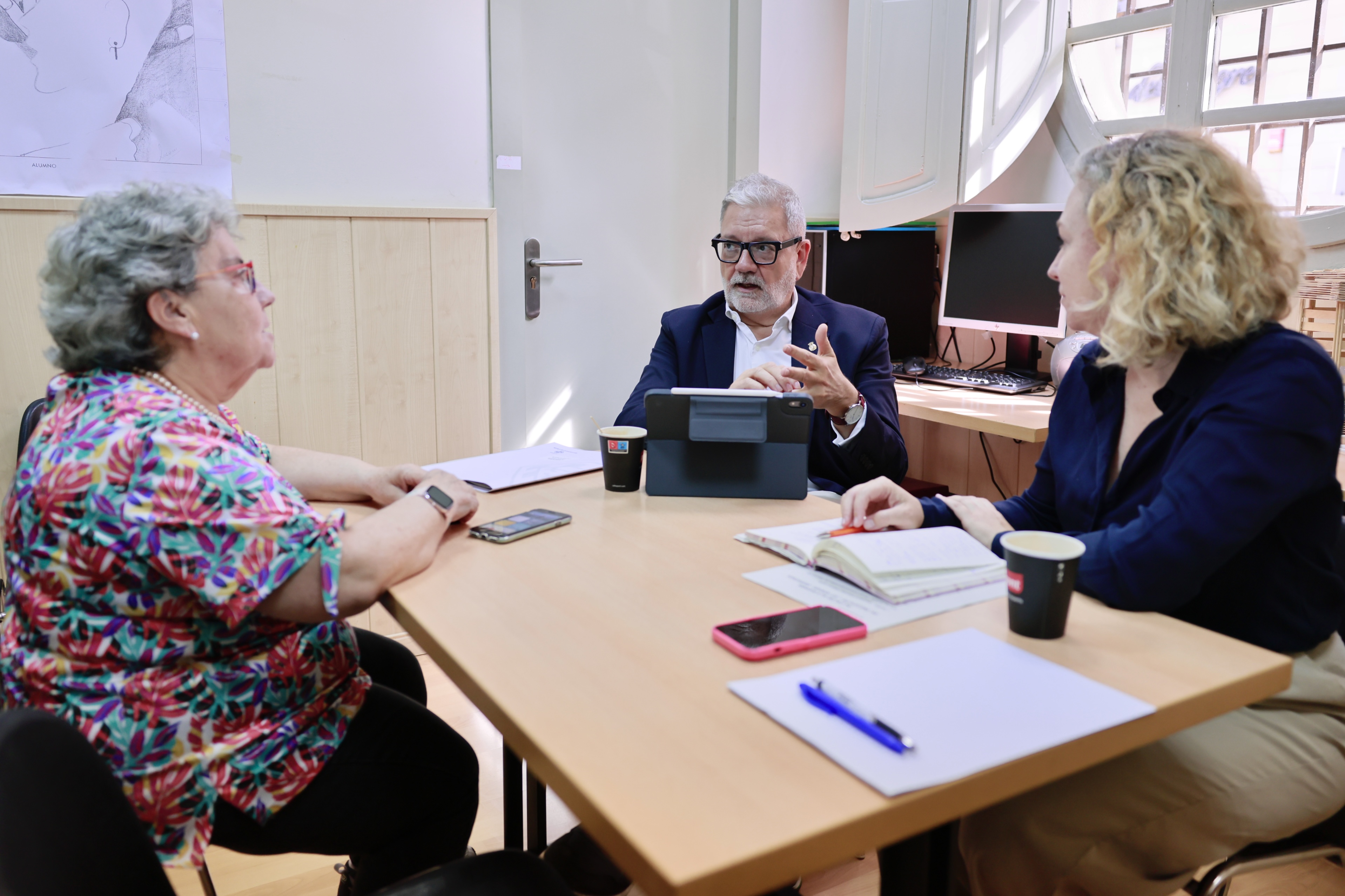 El paer en cap, Fèlix Larrosa, i la regidora PIlar Bosch amb la presidenta de l’entitat veïnal, Montse Sanjuan.