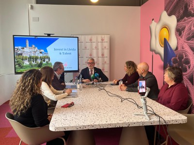 Larrosa ha presentat la posada en funcionament de l'ordenança acompanyat de la regidora Pilar Bosch i l'equip de l'Oficina Invest in Lleida, a l'Espai d'Innovació del Comerç.