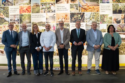 Les institucions patrones de la Fira amb el xef Joel Castanyé a l'estand de la Paeria.