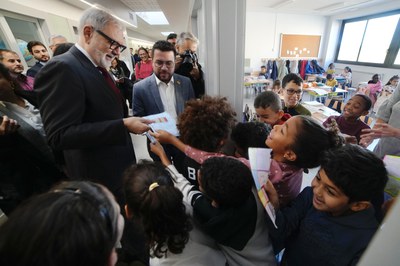 El paer en cap, Fèlix Larrosa, en l'acte inaugural, encapçalat pel president Pere Aragonès, de l'escola Minerva de Balàfia..