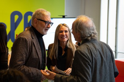 Larrosa i Terrado saludant el doctor Ferran Barbé, nou ambaixador de la ciutat.