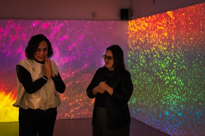 Anna Diaz, de Hamill Industries, acompanyada de la directora de l'Animac, Carolina López, davant la instal·lació GRASP, al MORERA.