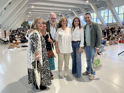 L'alcade Larrosa i el regidor Blanco amb professionals que van estar implicades a l'inici de les EBM i una alumna de la primera promoció..