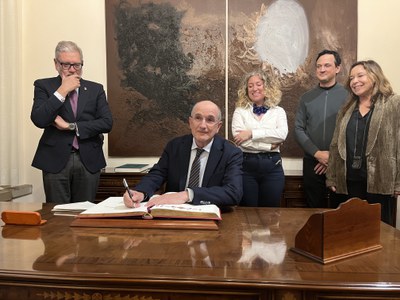 El coordinador del grup guardonat, Jordi Recasens, ha signat al Llibre d'Or de la Paeria..