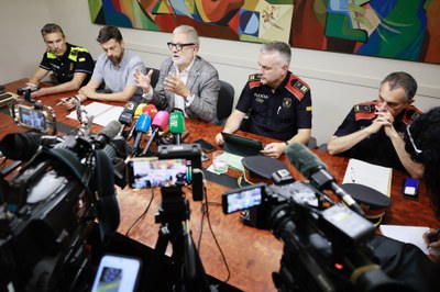 Larrosa, Enjuanes i els caps policials han atès els mitjans de comunicació.