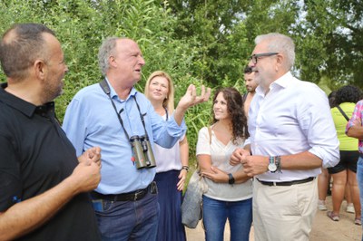 Sargatal i Larrosa conversen durant l'acte d'aquest matí.