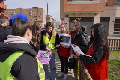 Una de les proves de la gimcana que l'Episcopal ha organitzat en el marc del programa per commemorar el Dia Interancional de les Dones..