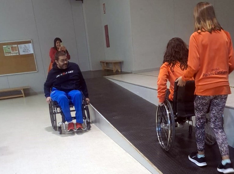 Entre altres proves, l'alumnat experimeta sobre la mobilitat reduïda.