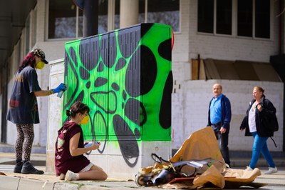 Dues alumnes treballant a l'avinguda Joana Raspall.