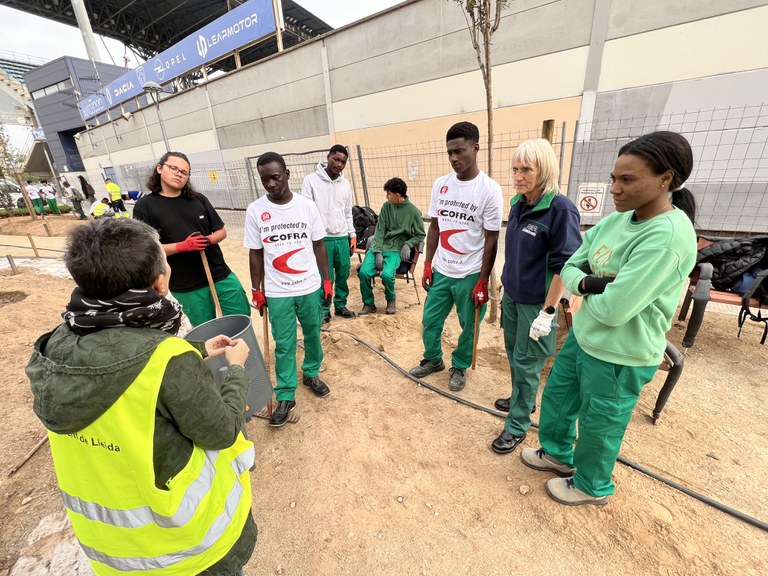 Tècnics municipals i docents del centre han explicat als joves les tasques a fer