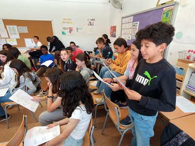 Un dels alumnes planteja la seva qüestió.