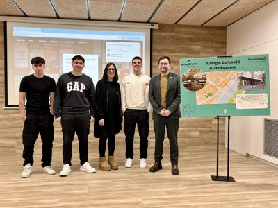 El regidor de Participació, Roberto Pino, amb la directora d'Ilerna Lleida, Núria Jové, i alumnes de 1r del Grau Superior d’Administració i Finances.