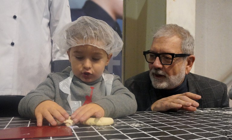 El paer en cap, Fèlix Larrosa, en l'obertura aquest dimecres al matí del parc de la infància i la joventut, a Fira de Lleida, a l'estand del Gremi de Forners de Lleida.