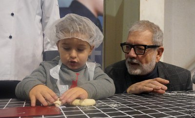 El paer en cap, Fèlix Larrosa, en l'obertura aquest dimecres al matí del parc de la infància i la joventut, a Fira de Lleida, a l'estand del Gremi de….