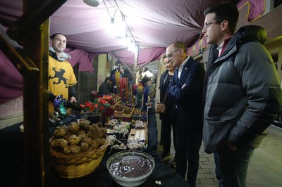 L'alcalde, els tinents d'alcalde i regidors assistents han recorregut les diferents parades del mercat romà que es podrà visitar fins diumenge a Remo….