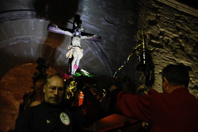 Feligresos porten el Sant Crist de l’Agonia durant la Processó del Silenci.