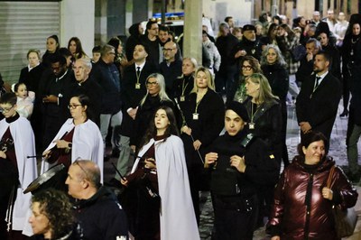 L'alcaldessa accidental, Begoña Iglesias, i diversos regidors i regidores de la corporació municipal acompanyen la Processó del Silenci.