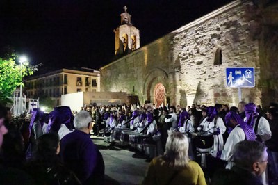 La “Rompida del Silencio” davant de l'església Sant Martí de la mà de l’Agrupació de Tambors i Bombos de la Confraria de la Casa d’Aragó.
