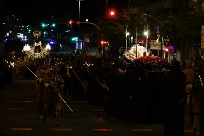 El Sant Cris Jacent i la Mare de Déu de la Soledat al seu pas per l'avinguda de Catalunya.