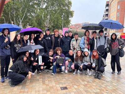 L'alumnat d'Ilerna i de l'Aula de Teatre que han fet una pràctica de rodatge dins del Som Cinema Experience..