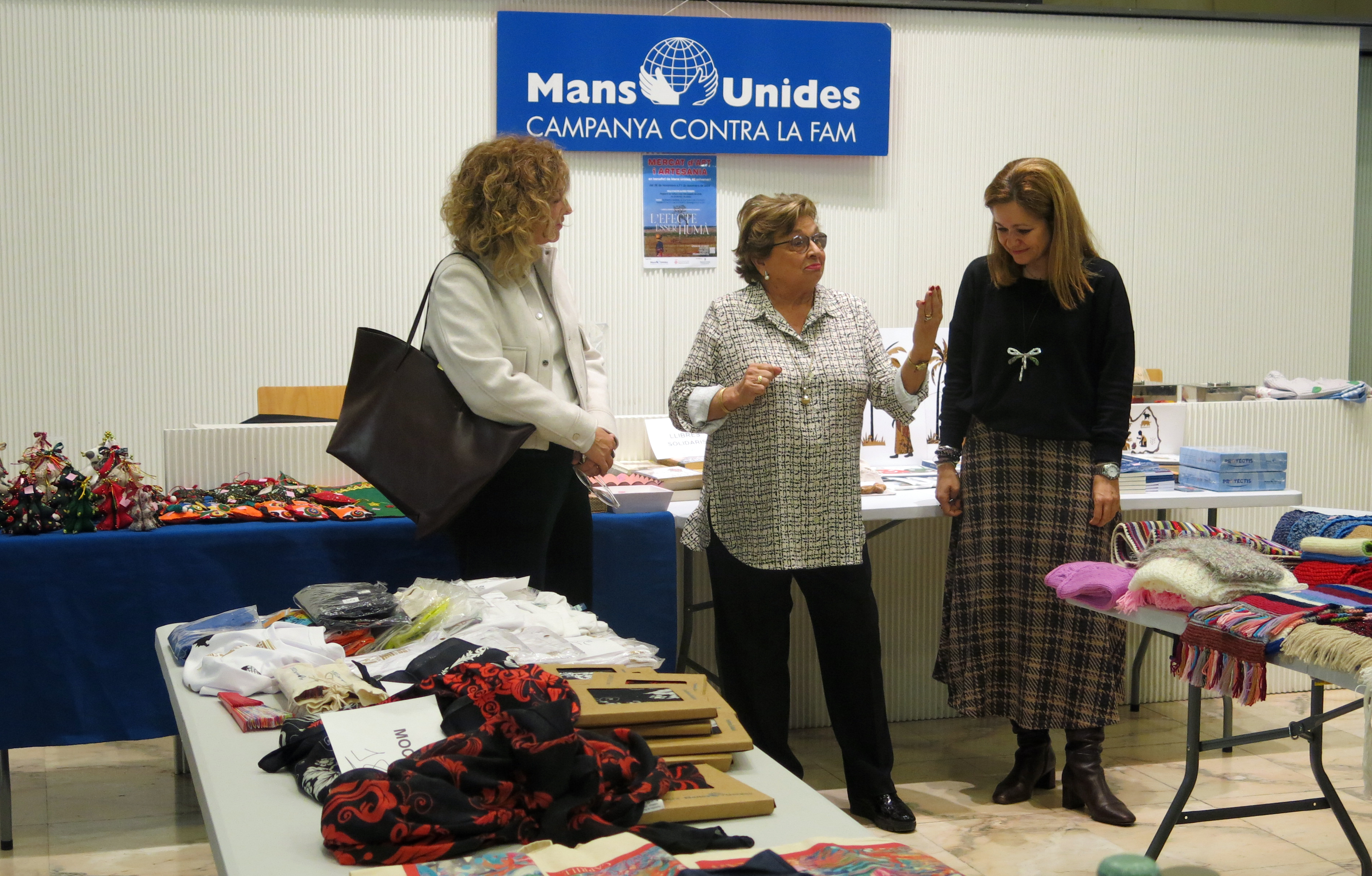 Des d'avui i fins al diumenge 1 de desembre, Mercat d'art i artesania, a la sala Alfred Perenya, en benefici de Mans Unides.