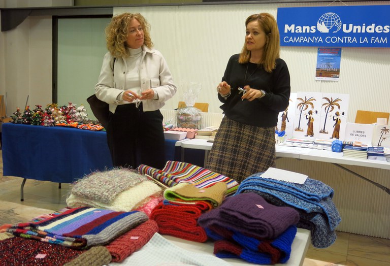 La regidora de Cultura i Promoció de la Ciutat, Pilar Bosch, i la presidenta de Mans Unides a Lleida, Irene Santolaria, han agraït la participació dels i les artistes i del col·lectiu de dones que aporten la seva artesania al mercadet.
