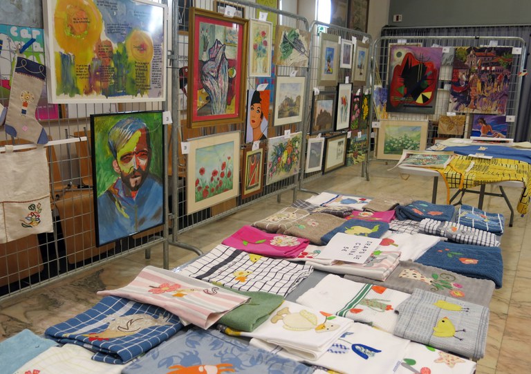 Mercat d'art i artesania en benefici de Mans Unides. Fa més de 40 anys que té lloc aquesta iniciativa.