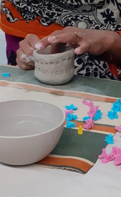 Les dones treballen l'apoderament a través de l'art.