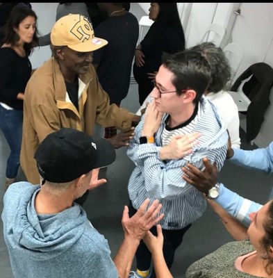 Les persones usuàries del servei treballen en grup com a eina de suport mutu.