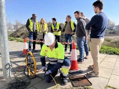 La tinenta d'alcalde Begoña Iglesias i el regidor Jackson Quiñónez han visitat avui les actuacions al carrer Àngel Moncusí.