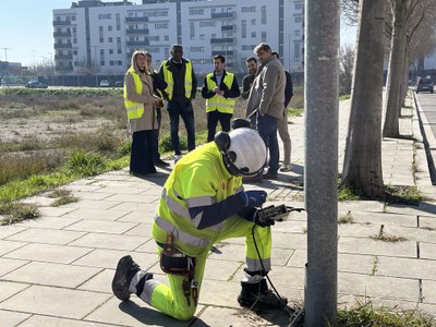 Un operari treballant en el canvi de cablejat.