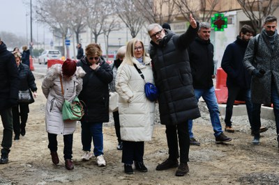 Representants de l'Associació de Veïns han acompanyat l'alcalde a la visita.