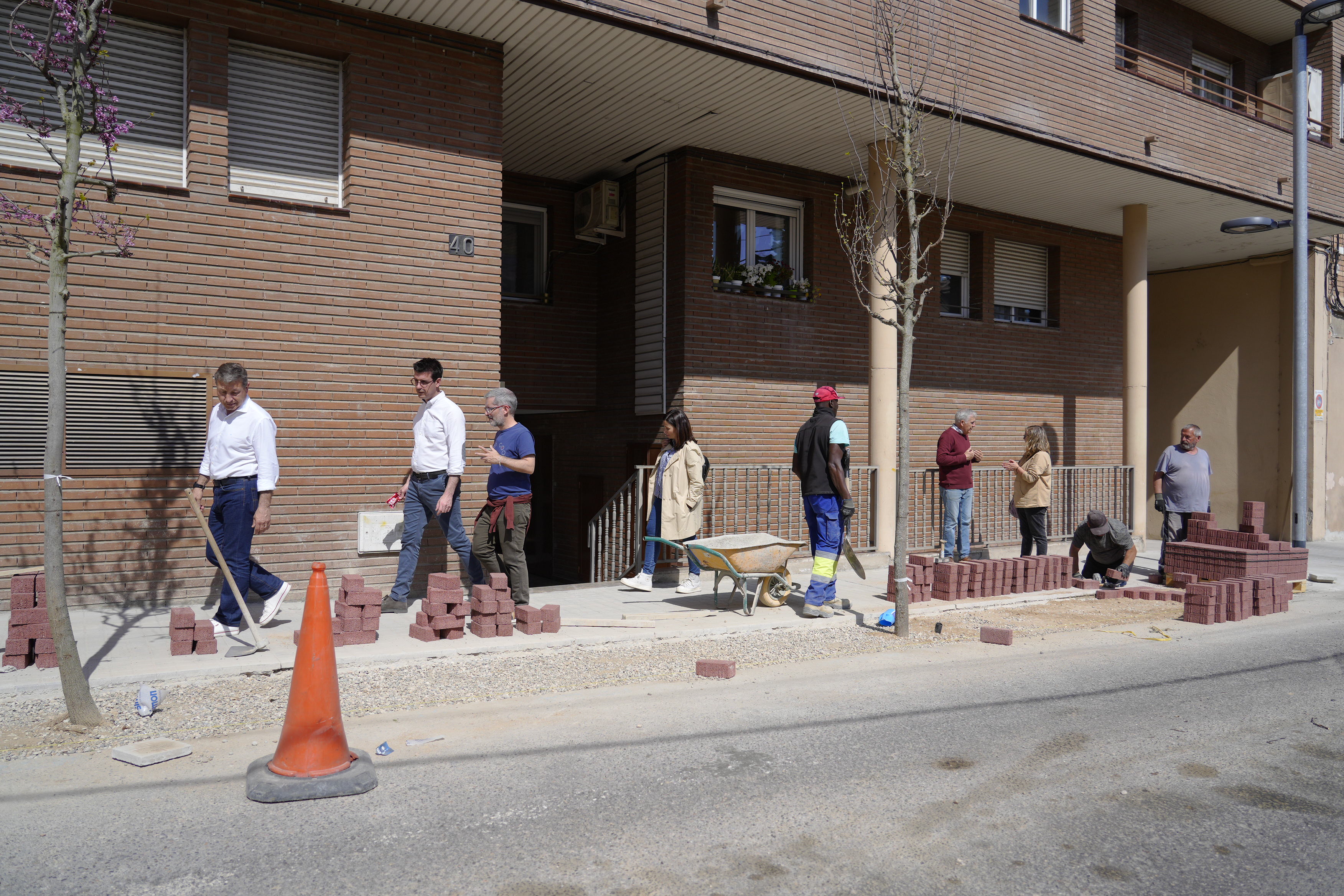 Ara s'estan col·locant les llambordes als escocells