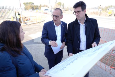 Revisió sobre el terreny de les obres a l'av de Rovira Roure..