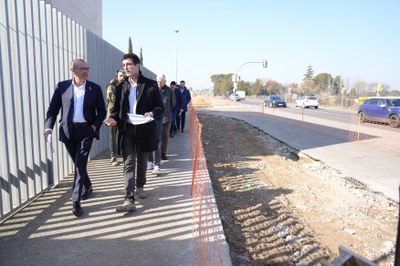 Miquel Pueyo i Toni Postius, en la visita d'obres a l'av. de Rovira Roure..