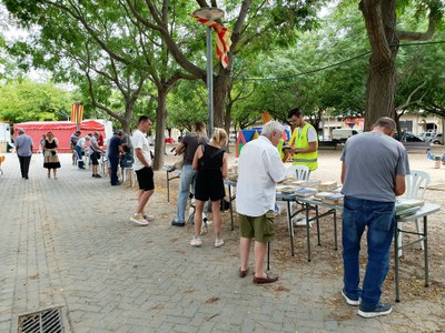 El Mercat de llibres de segona mà, organitzat pel Jovent Balàfia, ha posat a disposició dels vianants tota mena de llibres per a infants, joves i adults.