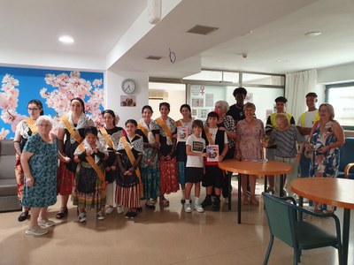 L'alcaldessa accidental, Carme Valls, la presidenta de l'AV de Balàfia, Jos Farreny, i les pubilles i hereu d'enguany han visitat les residències del barri.