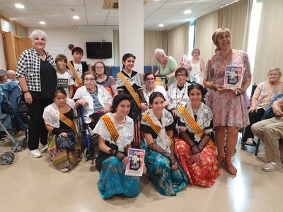 L'alcaldessa accidental, Carme Valls, la presidenta de l'AV de Balàfia, Jos Farreny, i les pubilles i hereu han saludat els residents.