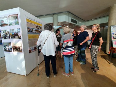 Els i les assistents han pogut gaudir d’una visita guiada de la mà de dos membres de Veïns del Món Solidaris, l’Eila Enrich i la Rosa M. Querol.