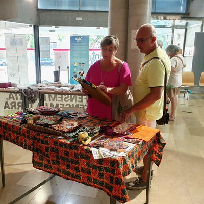 S’ha posat a disposició dels i de les visitants un expositor amb teles, bosses i roba infantil africana.